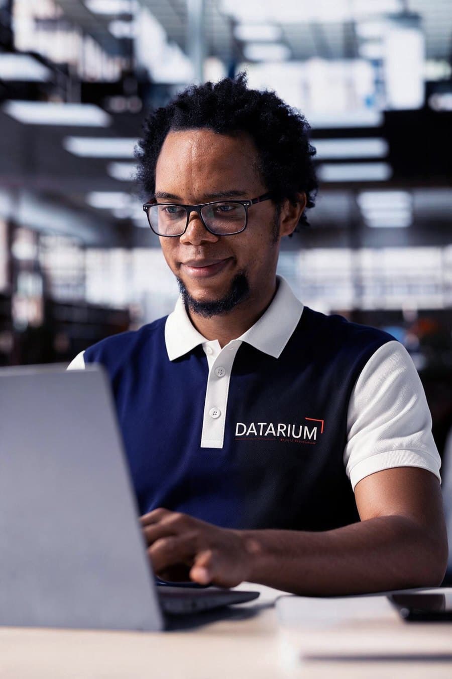 Ingénieur Datarium travaillant sur un ordinateur portable